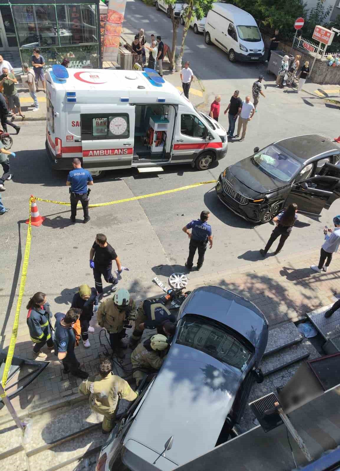 Ümraniye’de cip ile otomobil çarpıştı: 2’si çocuk 4 yaralı 11 Bülten Medya -