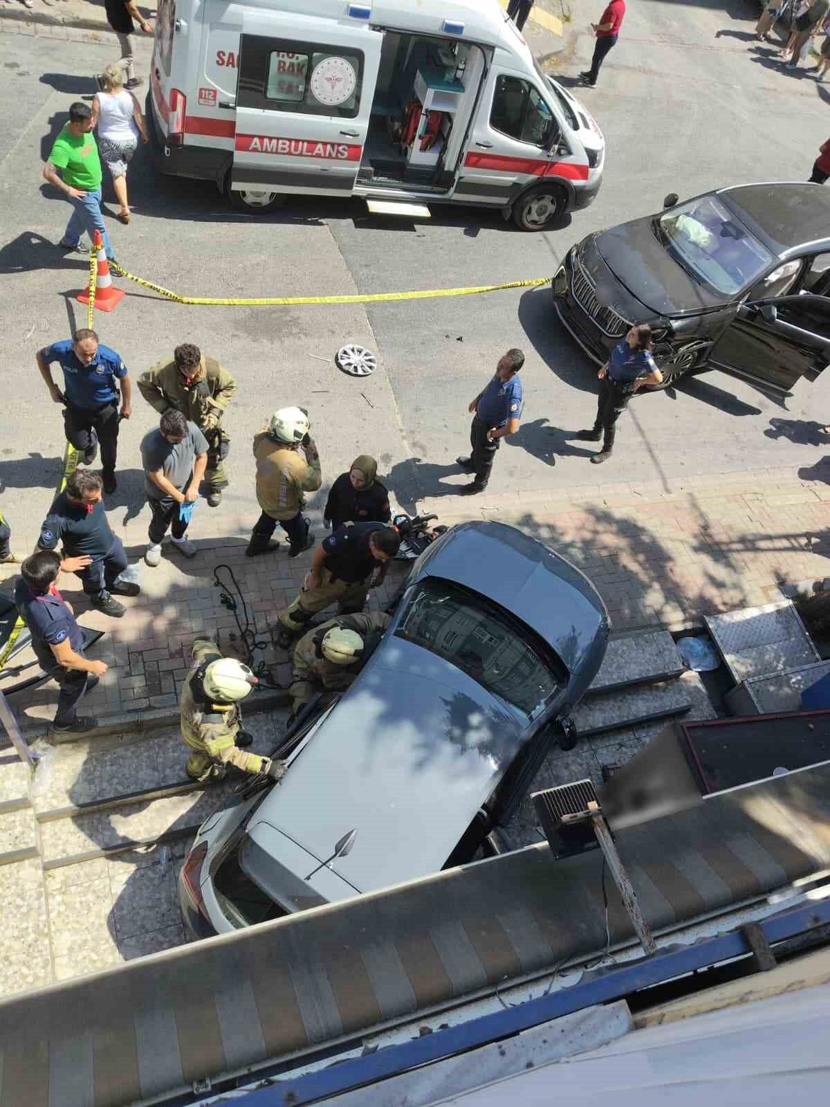 Ümraniye’de cip ile otomobil çarpıştı: 2’si çocuk 4 yaralı 12 Bülten Medya -