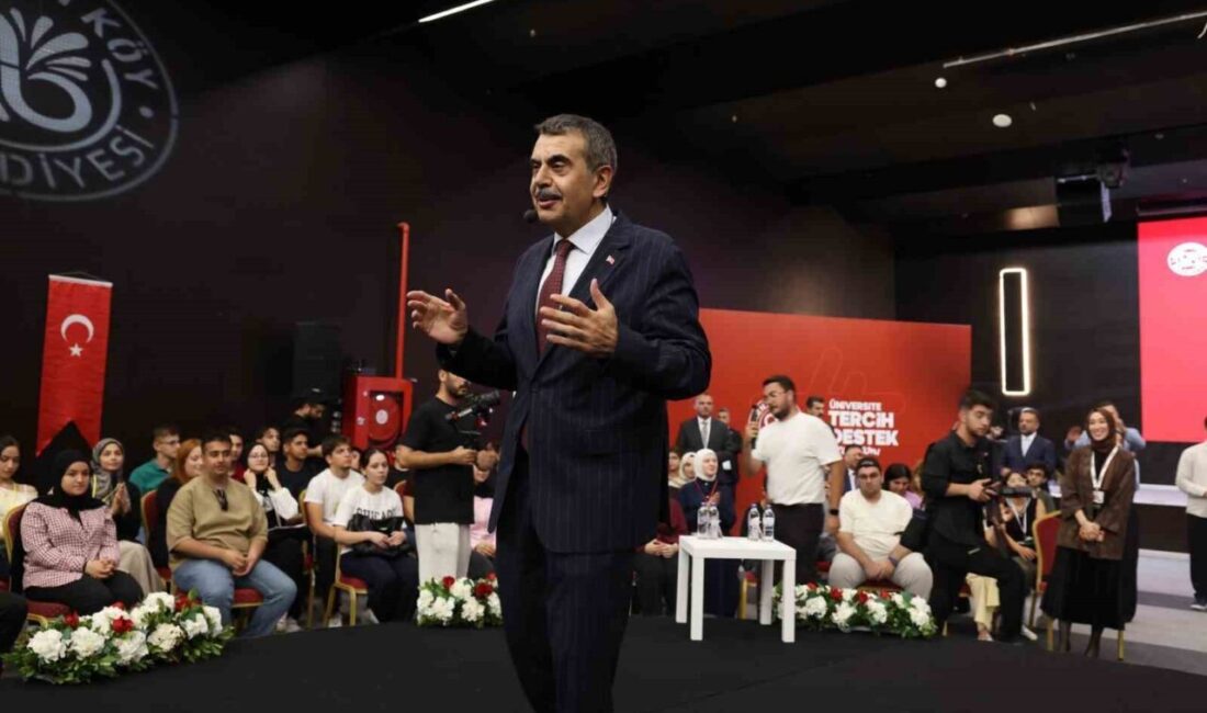 Üniversite adayları Arnavutköy’de geleceğin mesleklerini bakanlarla konuştu Arnavutköy Belediyesi ile Önce Öğrenci Üniversite Tercih ve Rehberlik Destek