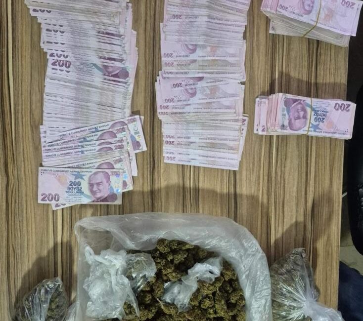 ‘Dur’ ihtarına uymayan sürücünün aracından uyuşturucu çıktı Bursa'nın İnegöl ilçesinde Bölge Trafik ekiplerinin 'dur' ihtarına uymayarak kaçan