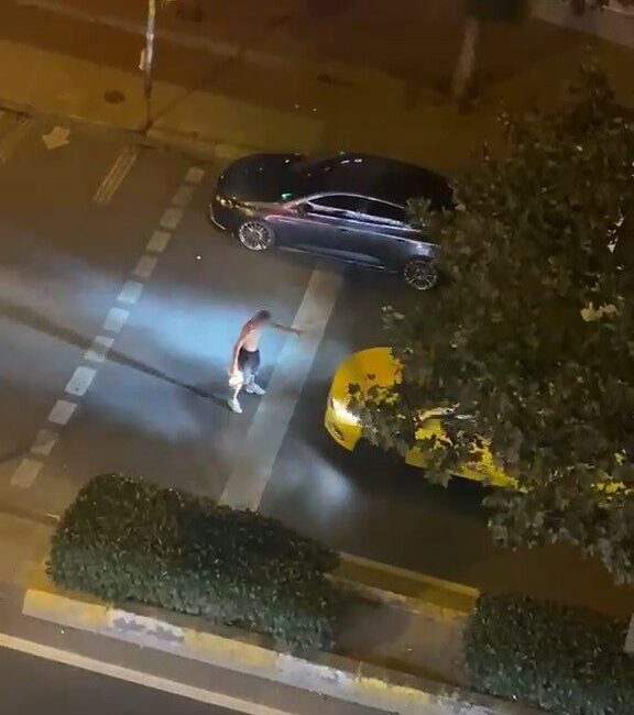 Uyuşturucu kullandığı iddia edilen şahıs evleri taşladı Esenyurt’ta yabancı uyruklu bir şahıs iddiaya göre uyuşturucu madde etkisi