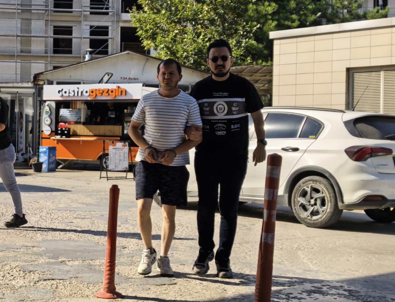 Bursa'nın İnegöl ilçesinde narkotik ekiplerinin takibe aldığı şüpheli, kovalamaca sonucu