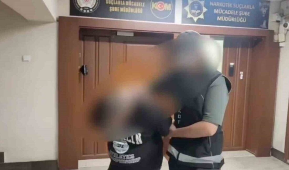 Sakarya’nın Adapazarı ilçesinde uyuşturucu satıcısı, polis ekiplerinin düzenlediği operasyonla yakalandı.