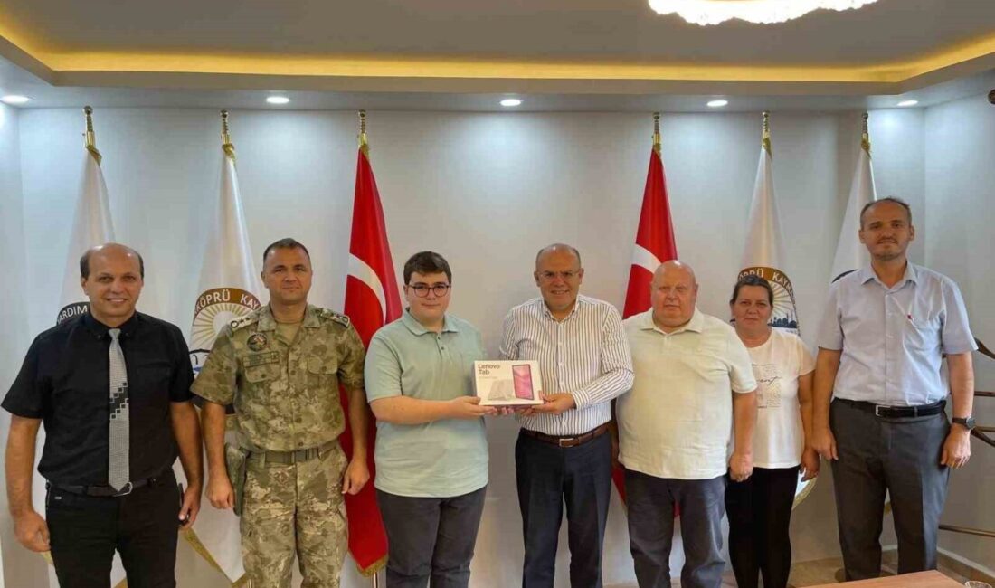 Uzunköprü’de köy okulundan fen lisesine uzanan başarıya tablet ödülü Edirne’nin Uzunköprü ilçesine bağlı Sipahi Köyü İlköğretim Okulundan fen lisesini