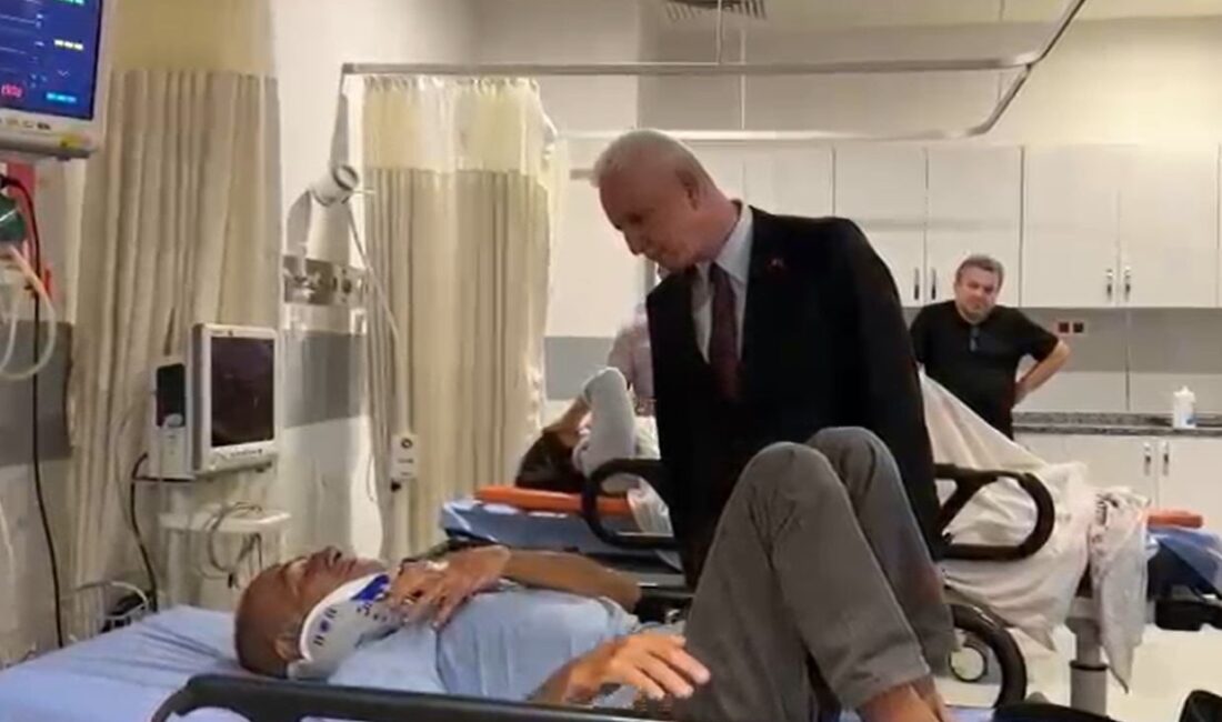 Vali Gül, İETT kazasında yaralanan vatandaşları hastanede ziyaret etti İstanbul Valisi Davut Gül, İETT otobüsünün duvara çarptığı kazada yaralanan