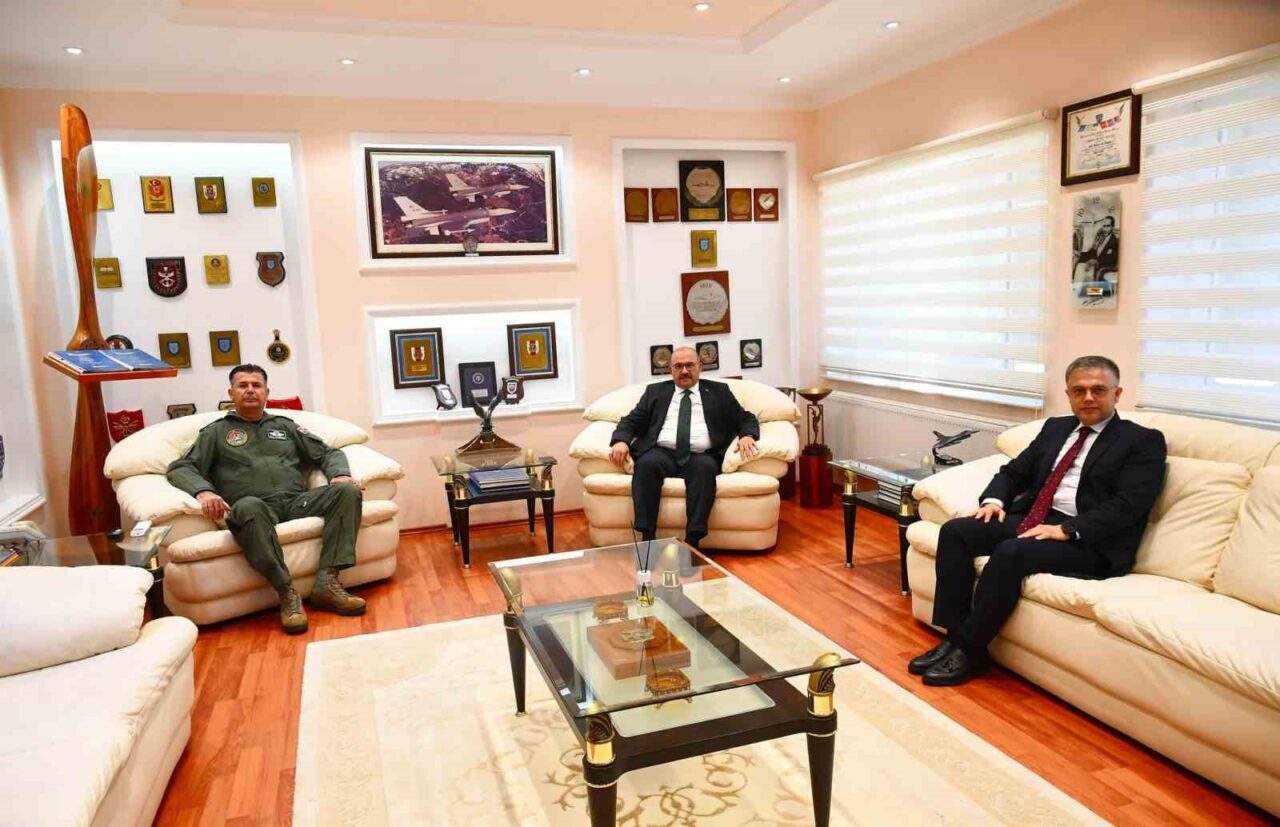 Vali Ustaoğlu, Bandırma’da güvenlik ve hizmet gündemiyle temaslarda bulundu 23 Bülten Medya -