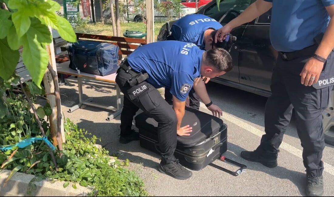 Valilik önündeki şüpheli valizler ekipleri alarma geçirdi.. Gerçek sonradan çıktı Bursa’da Valilik Ek Hizmet Binası karşısındaki açık otoparkta bulunan iki