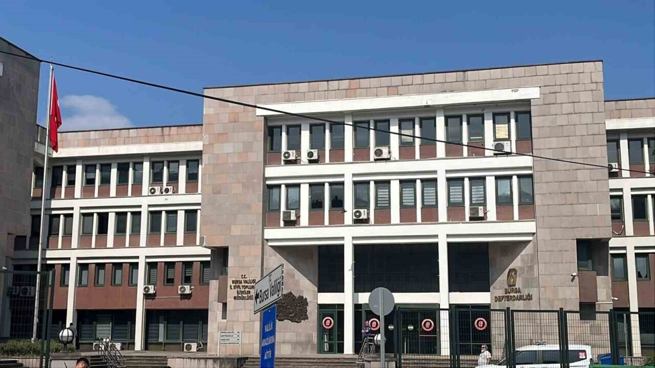 Valilik önündeki şüpheli valizler ekipleri alarma geçirdi.. Gerçek sonradan çıktı 14 Bülten Medya -