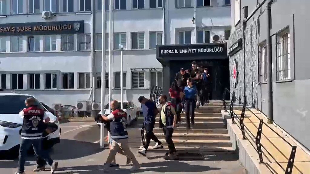 Vatandaşlara zorla hesap açtırıp kara para aklayan şahıslara baskın 14 Bülten Medya -