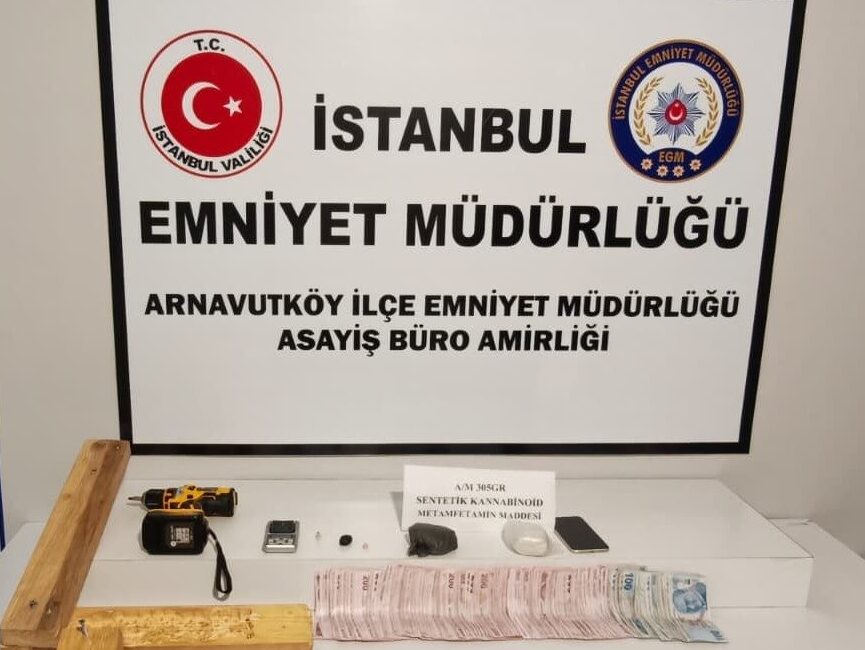 Kalasların Altından Uyuşturucu Çıktı İstanbul Arnavutköy'de düzenlenen operasyonda, vidalanmış kalasların arasına gizlenen uyuşturucu maddeler