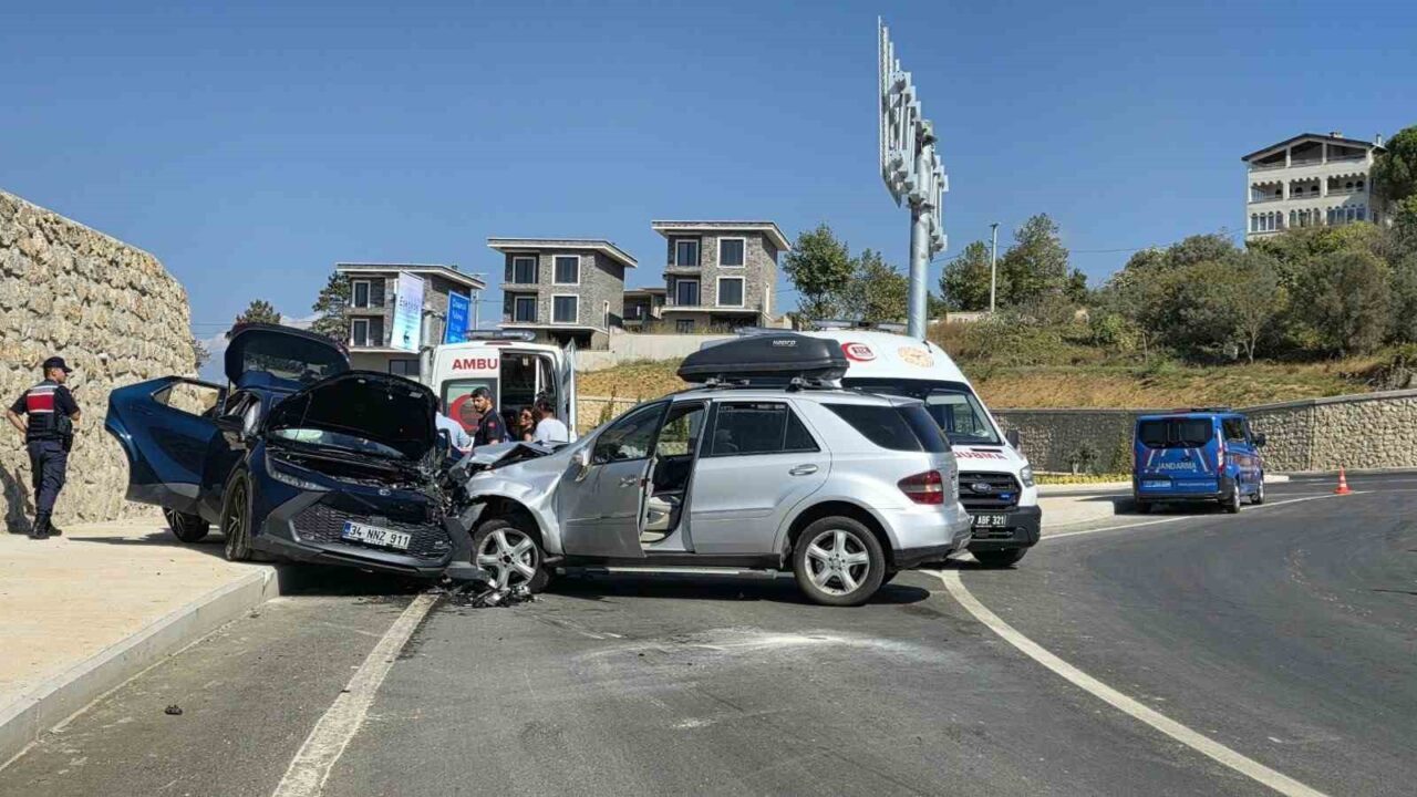 Yalova’da 2 otomobil çarpıştı: 4 yaralı 17 Bülten Medya -