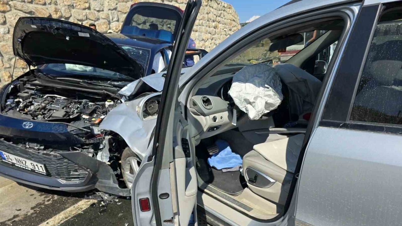 Yalova’da 2 otomobil çarpıştı: 4 yaralı 19 Bülten Medya -
