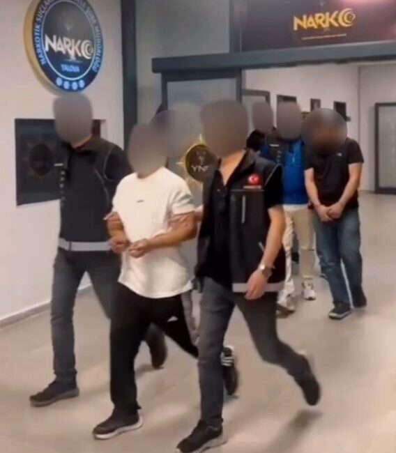 Yalova’da aranan 3 hükümlü yakalandı Yalova’da çeşitli suçlardan haklarında kesinleşmiş hapis cezası bulunan 3 hükümlü,