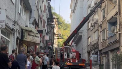 Osmangazi’de 4 katlı binanın 3. katında çıkan yangın mahallede paniğe