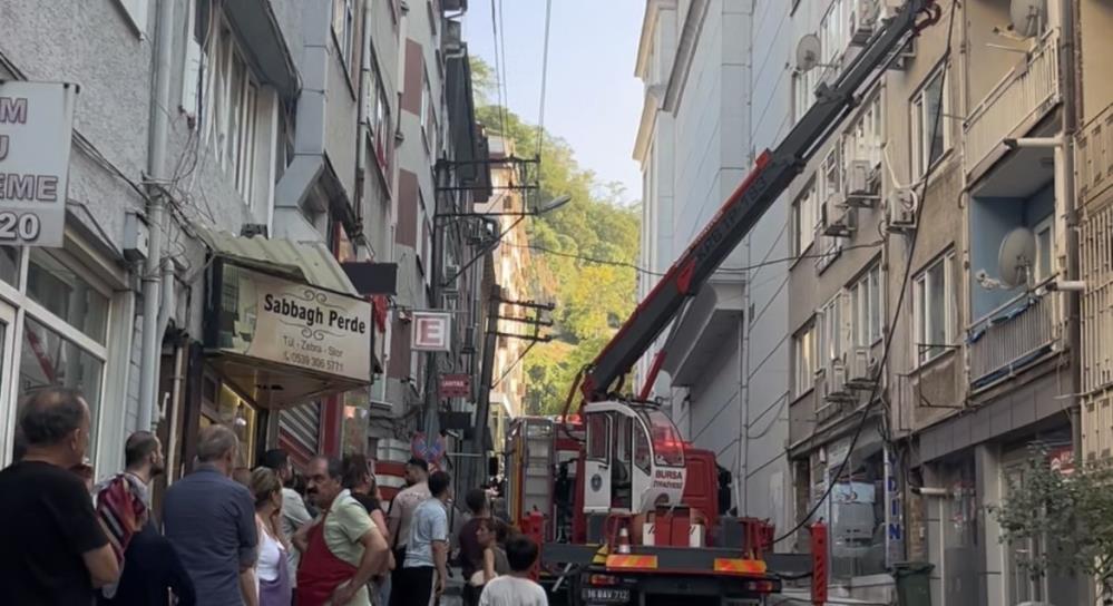 Osmangazi’de 4 katlı binanın 3. katında çıkan yangın mahallede paniğe