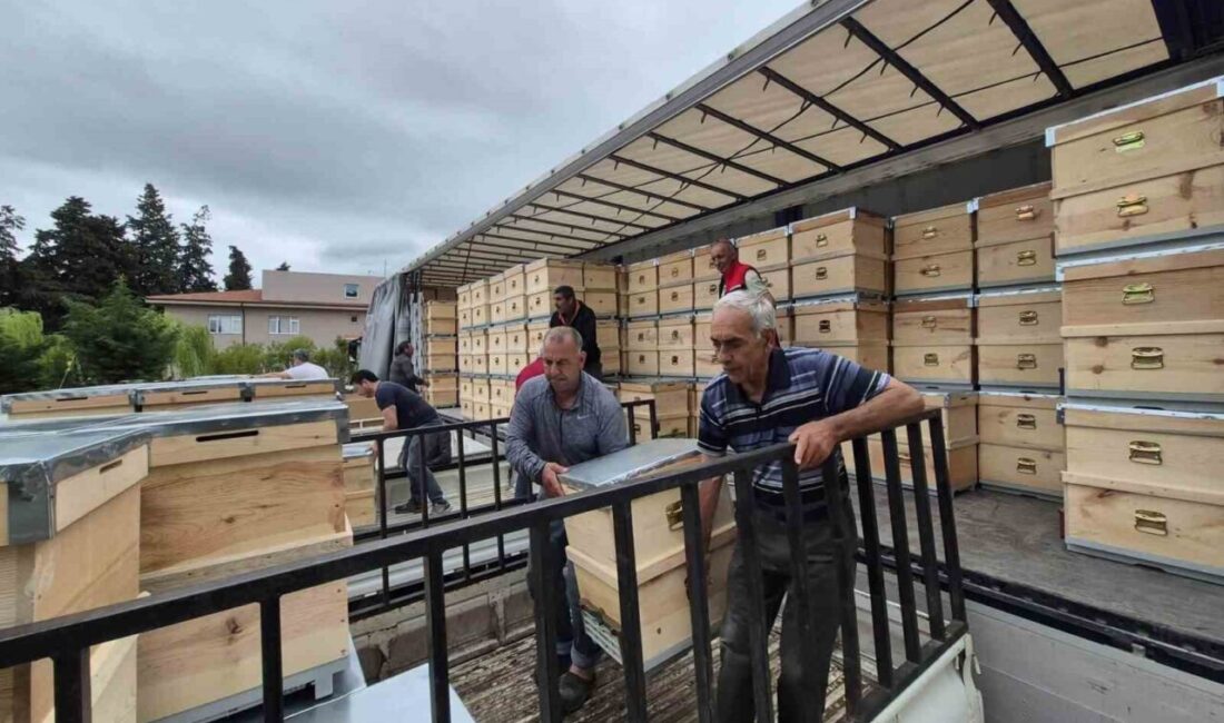 Yangından etkilenen arıcılara 2 bin kovan dağıtıldı Çanakkale’de yangından etkilenen arıcılara 2 bin adet arı kovanı dağıtımı