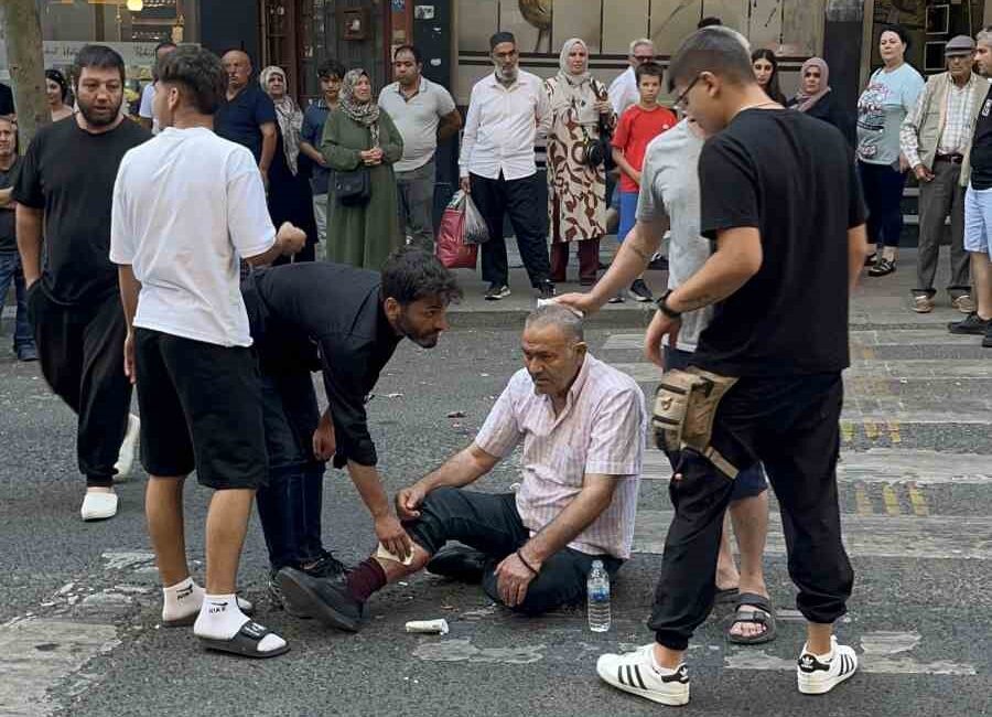 Yaya geçidinde yaşlı adama çarpan motosiklet sürücüsünden şok sözler: “Öğretmenleri böyle mi öğretiyor bunlara?” Tekirdağ Çorlu’da yaya geçidinden geçen şahıs, ehliyetsiz motosikletlinin çarpması sonucu