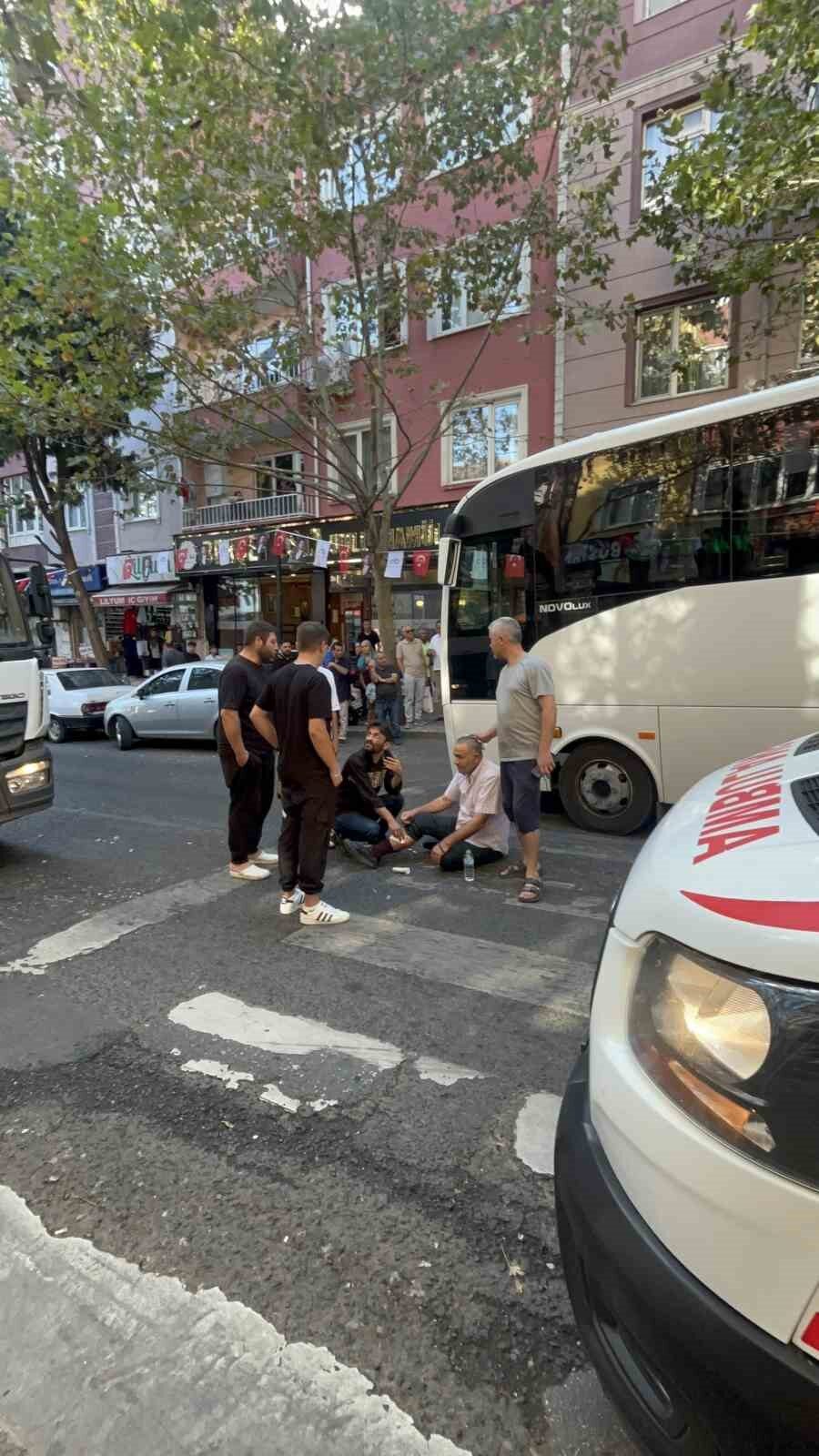 Yaya geçidinde yaşlı adama çarpan motosiklet sürücüsünden şok sözler: "Öğretmenleri böyle mi öğretiyor bunlara?" 11 Bülten Medya -