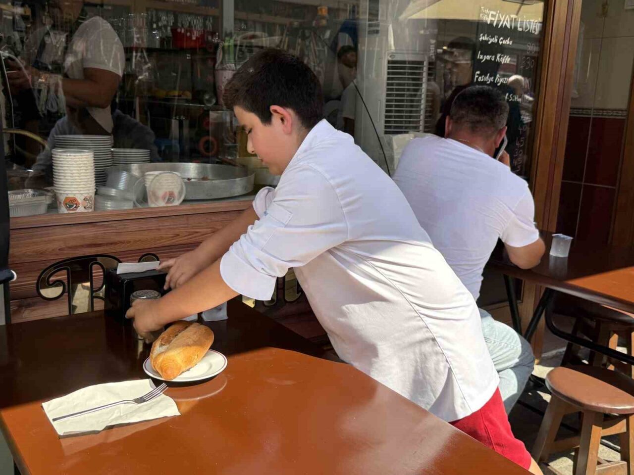 Yaz tatilinde evde oturmak yerine mutfağa girdi, 14 yaşında şef oldu 15 Bülten Medya -