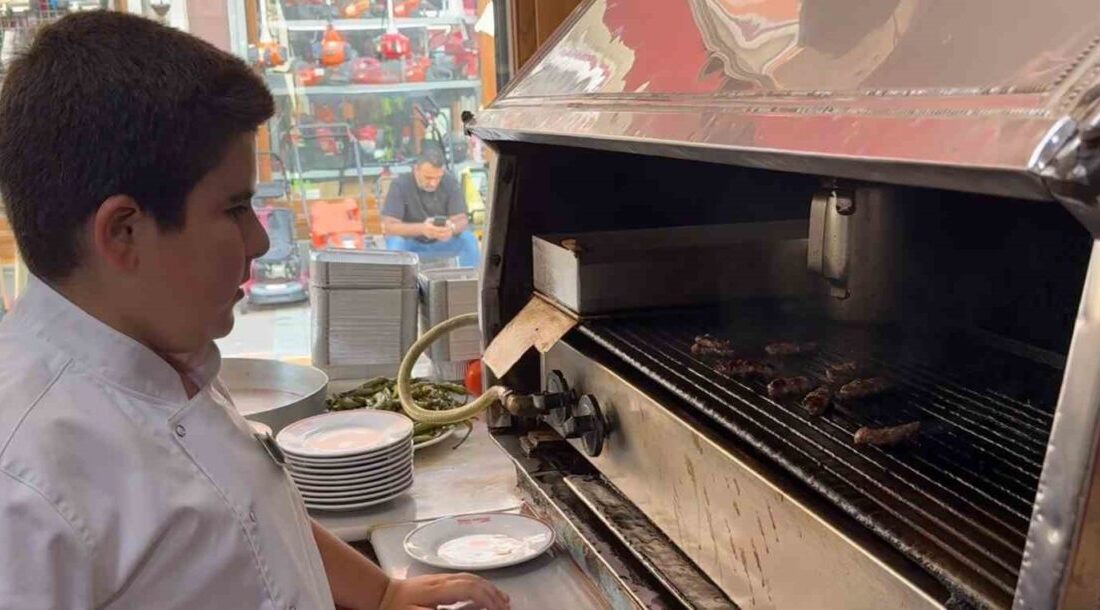 Yaz tatilinde evde oturmak yerine mutfağa girdi, 14 yaşında şef oldu Sakarya’nın Adapazarı ilçesinde bulunan tarihi Uzun Çarşı’daki bir köfteci dükkanında