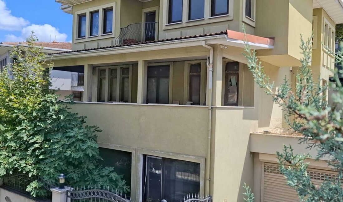 Yazar Murat Koparan Üsküdar’daki villasında ölü bulundu Üsküdar’da bir villada meydana gelen olayda, yazar Murat Koparan (37)