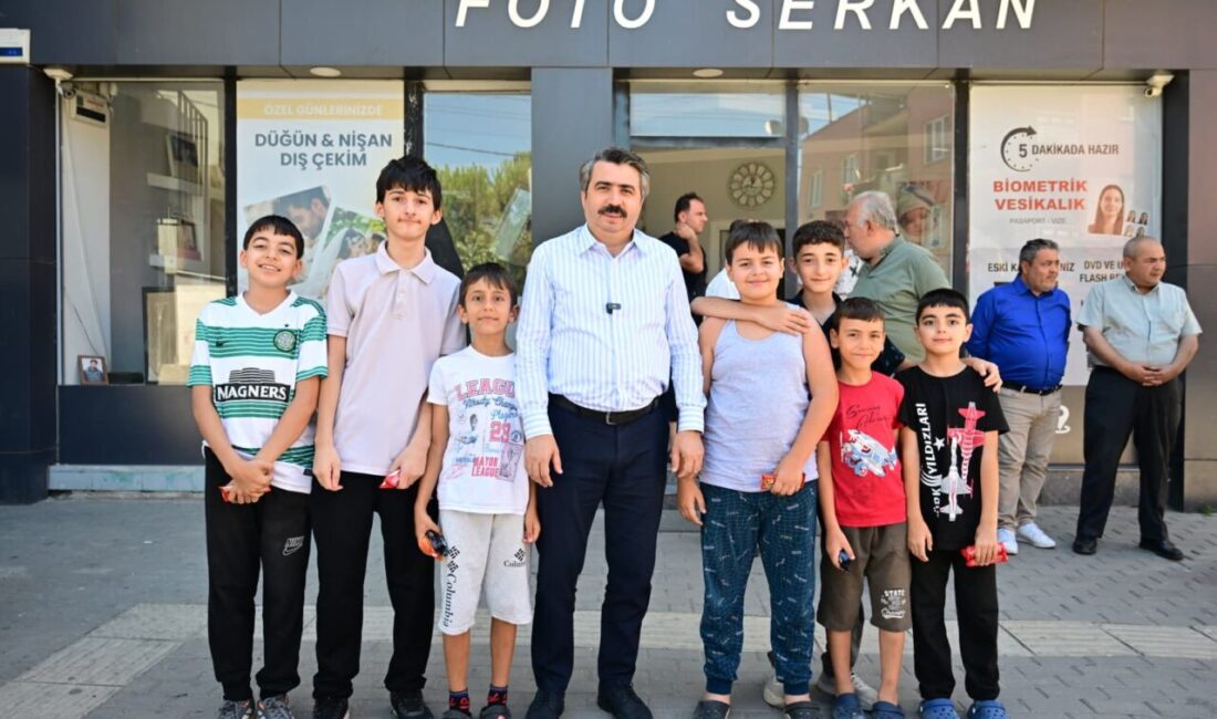 Başkan Yılmaz esnafın nabzını sahada tuttu Yıldırım Belediye Başkanı Oktay Yılmaz, Zümrütevler Mahallesi'ndeki Çiçek Caddesi esnafını