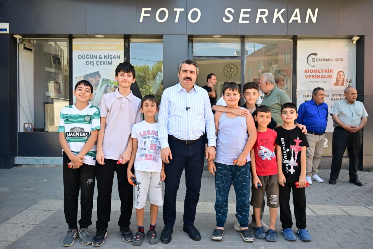 Yıldırım Belediye Başkanı Oktay Yılmaz, Zümrütevler Mahallesi'ndeki Çiçek Caddesi esnafını