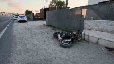 Tekirdağ’ın Çerkezköy ilçesinde yeni satın aldığı motosikletiyle park halindeki otomobile
