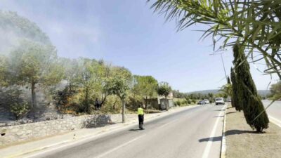 Balıkesir’in Erdek ilçesinde yol kenarındaki otluk alanda çıkan yangın, alevlerin