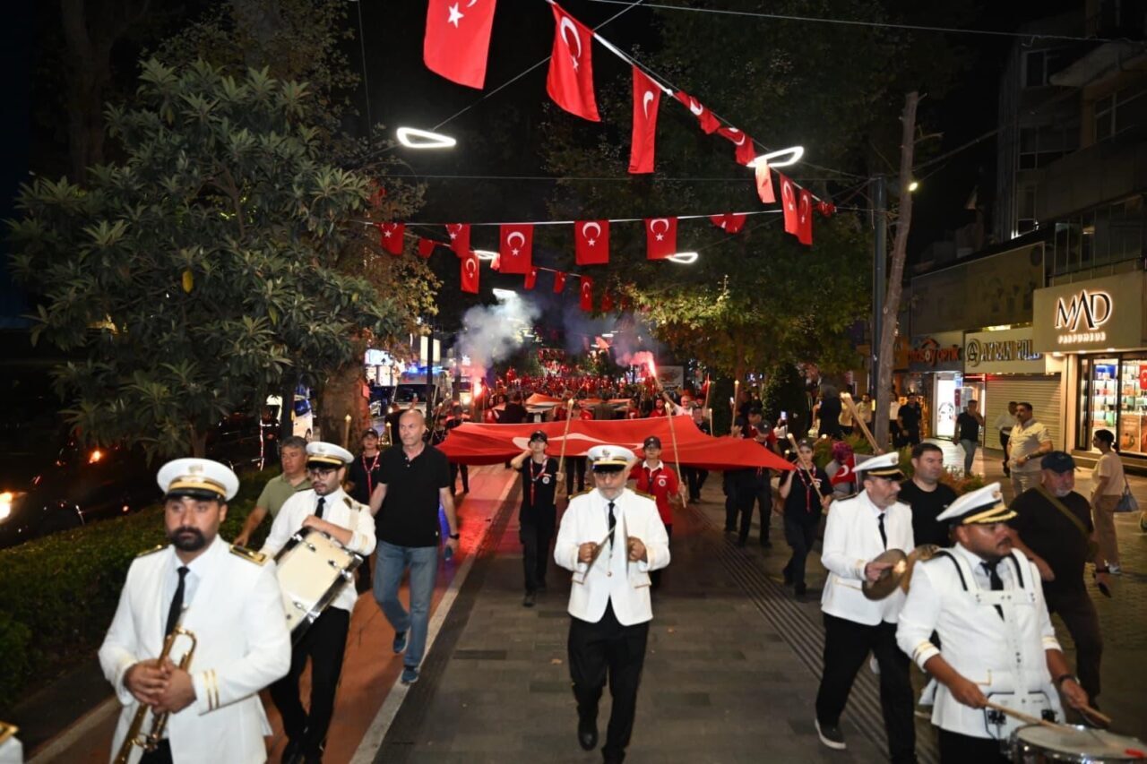 Zafer Bayramı’nda İzmit sokakları fener alayıyla aydınlandı 16 Bülten Medya -