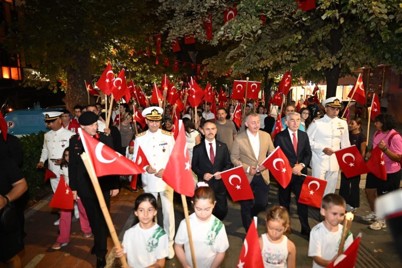 Zafer Bayramı’nda İzmit sokakları fener alayıyla aydınlandı 18 Bülten Medya -