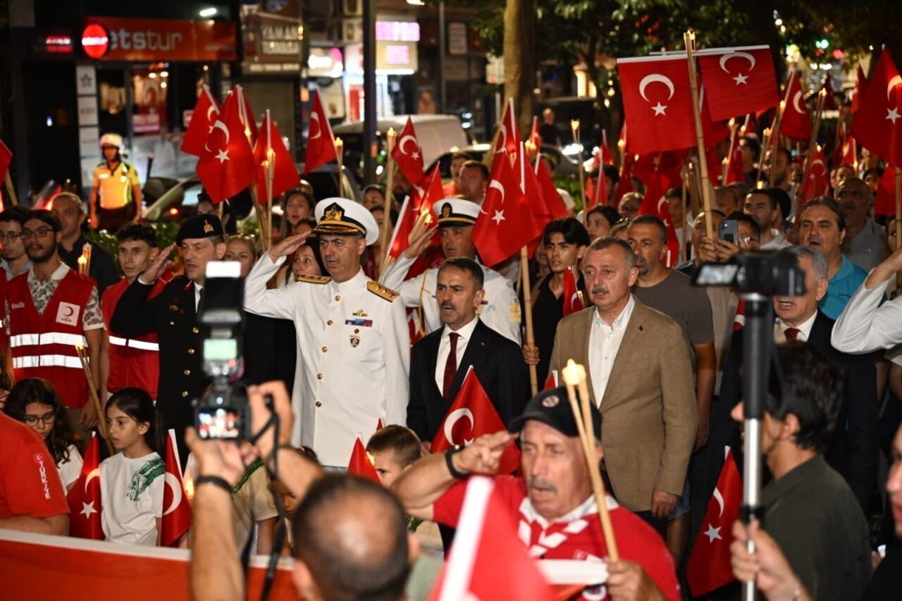 Zafer Bayramı’nda İzmit sokakları fener alayıyla aydınlandı 17 Bülten Medya -