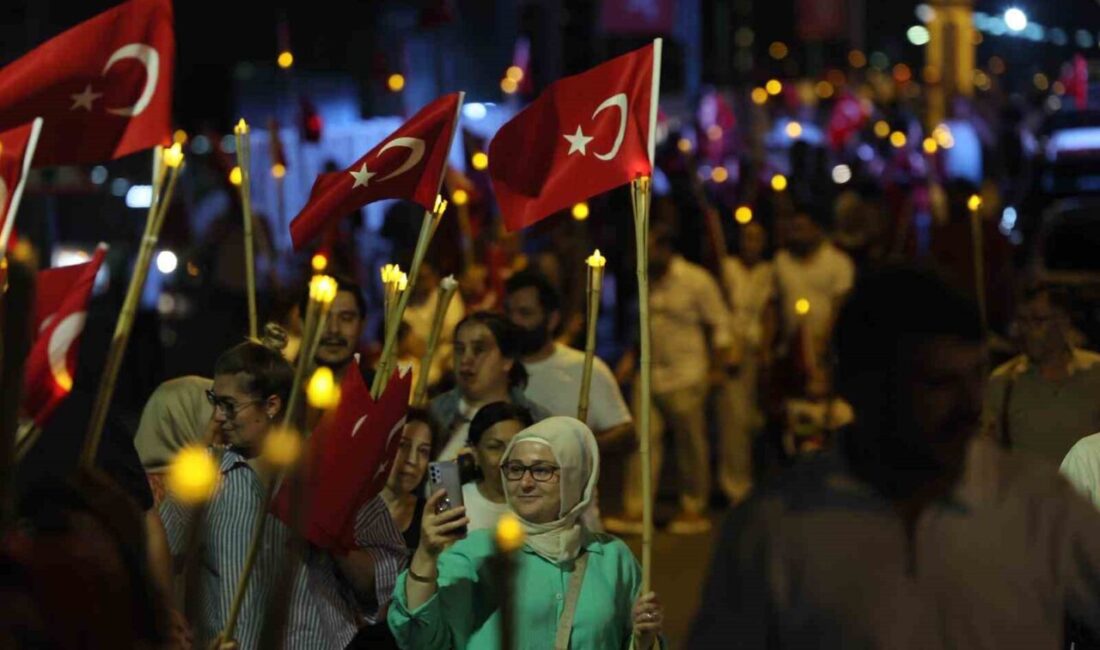 Zafer Bayramı’nda İzmit sokakları fener alayıyla aydınlandı Kocaeli’de 30 Ağustos Zafer Bayramı’nın 104. yıl dönümü dolayısıyla düzenlenen