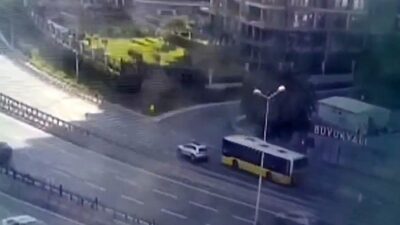 İstanbul Zeytinburnu’nda seyir halindeki İETT otobüsü, önünde seyir eden otomobile