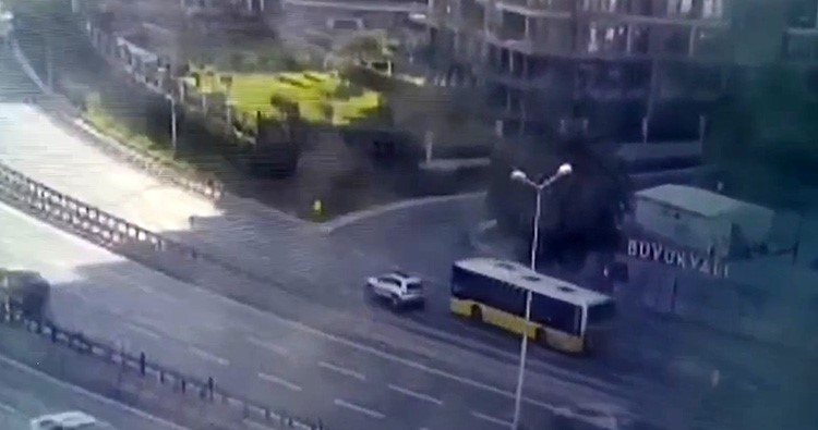 Zeytinburnu’nda 2 kişinin hayatını kaybettiği İETT otobüsü kazasında yeni gelişme İstanbul Zeytinburnu’nda seyir halindeki İETT otobüsü, önünde seyir eden otomobile