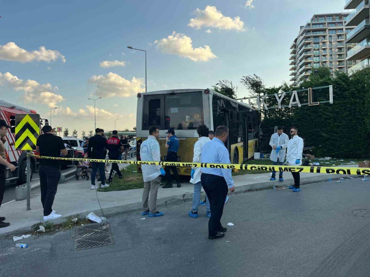 Zeytinburnu’nda İETT otobüsü duvara çarptı: 1 ölü, 17 yaralı 16 Bülten Medya -