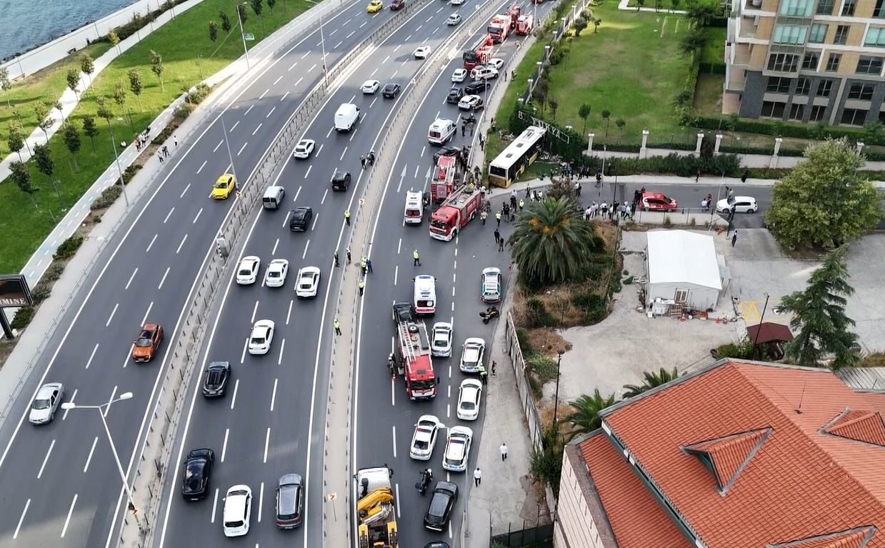 Zeytinburnu’nda İETT otobüsü duvara çarptı: 1 ölü, 17 yaralı 13 Bülten Medya -