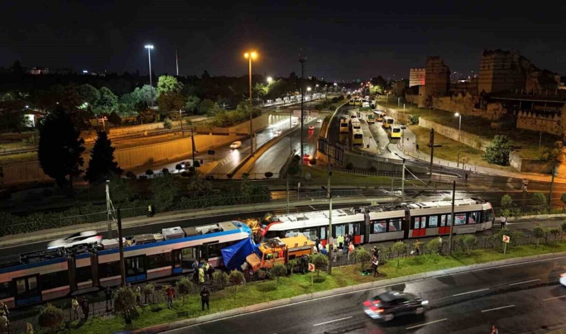 Zeytinburnu’nda iki tramvayın çarpıştığı kaza yeri havadan görüntülendi Zeytinburnu’nda T1 Kabataş-Bağcılar Tramvay Hattı’nın Pazartekke ile Topkapı durakları arasında