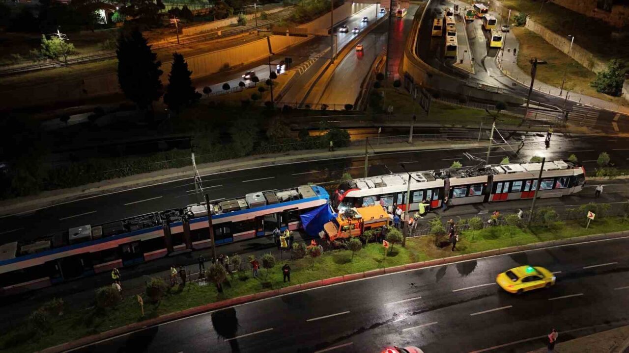 Zeytinburnu’nda iki tramvayın çarpıştığı kaza yeri havadan görüntülendi 7 Bülten Medya -