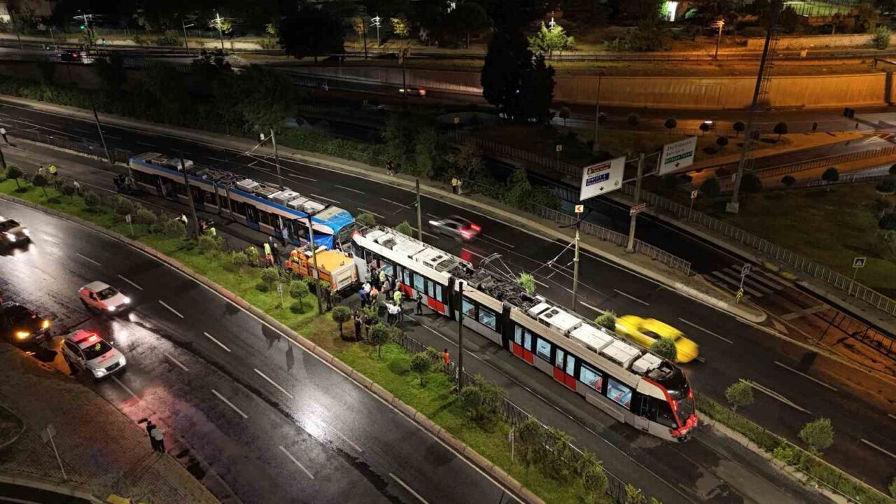 Zeytinburnu’nda iki tramvayın çarpıştığı kaza yeri havadan görüntülendi 8 Bülten Medya -