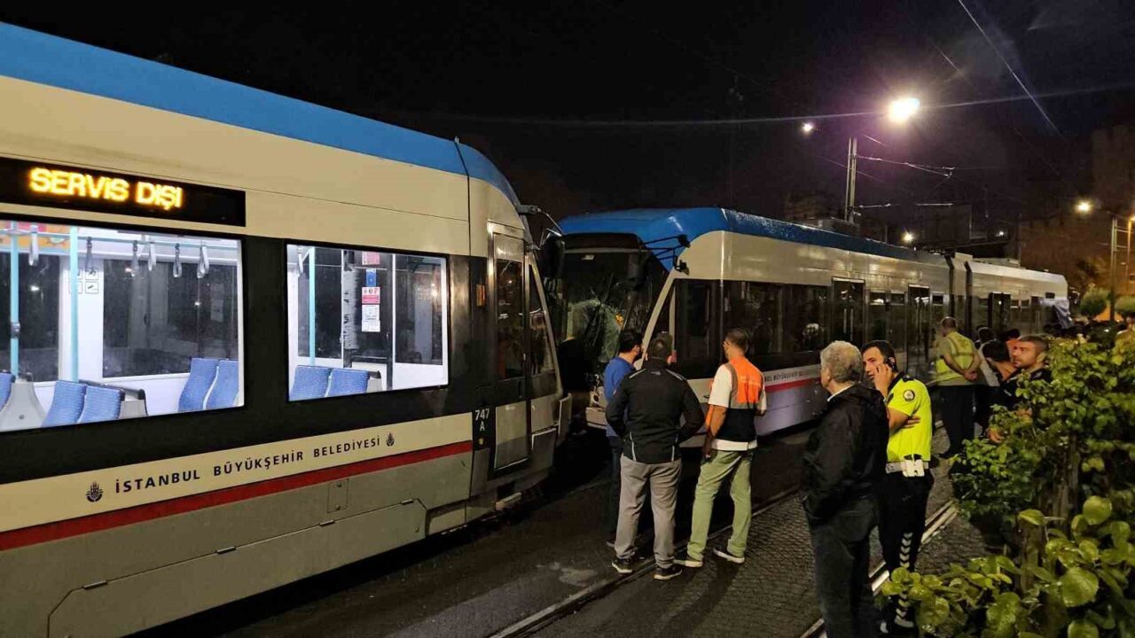 Zeytinburnu’nda kafa kafaya çarpışan tramvaylar kaza alanından kaldırıldı 13 Bülten Medya -