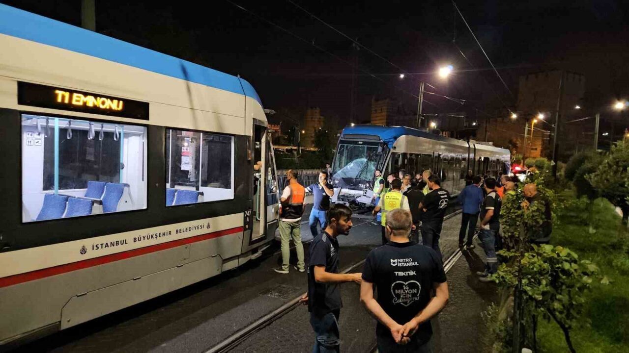 Zeytinburnu’nda kafa kafaya çarpışan tramvaylar kaza alanından kaldırıldı 16 Bülten Medya -