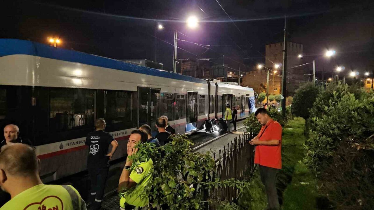 Zeytinburnu’nda kafa kafaya çarpışan tramvaylar kaza alanından kaldırıldı 14 Bülten Medya -