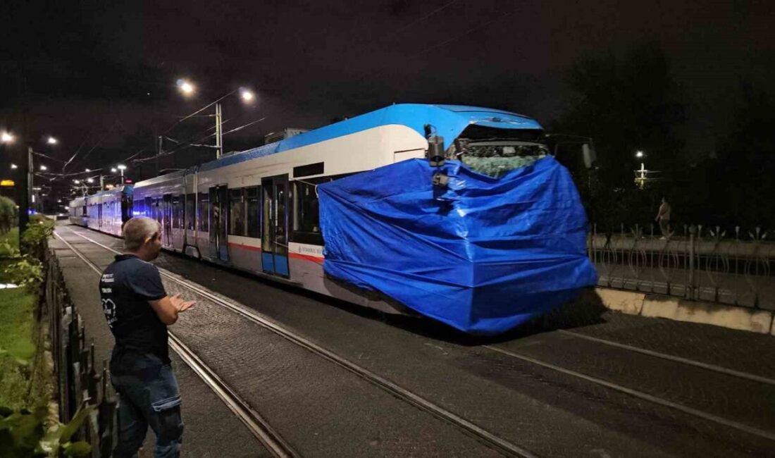 Zeytinburnu’nda kafa kafaya çarpışan tramvaylar kaza alanından kaldırıldı Zeytinburnu’nda T1 Kabataş-Bağcılar Tramvay Hattı’nın Pazartekke ile Topkapı durakları arasında