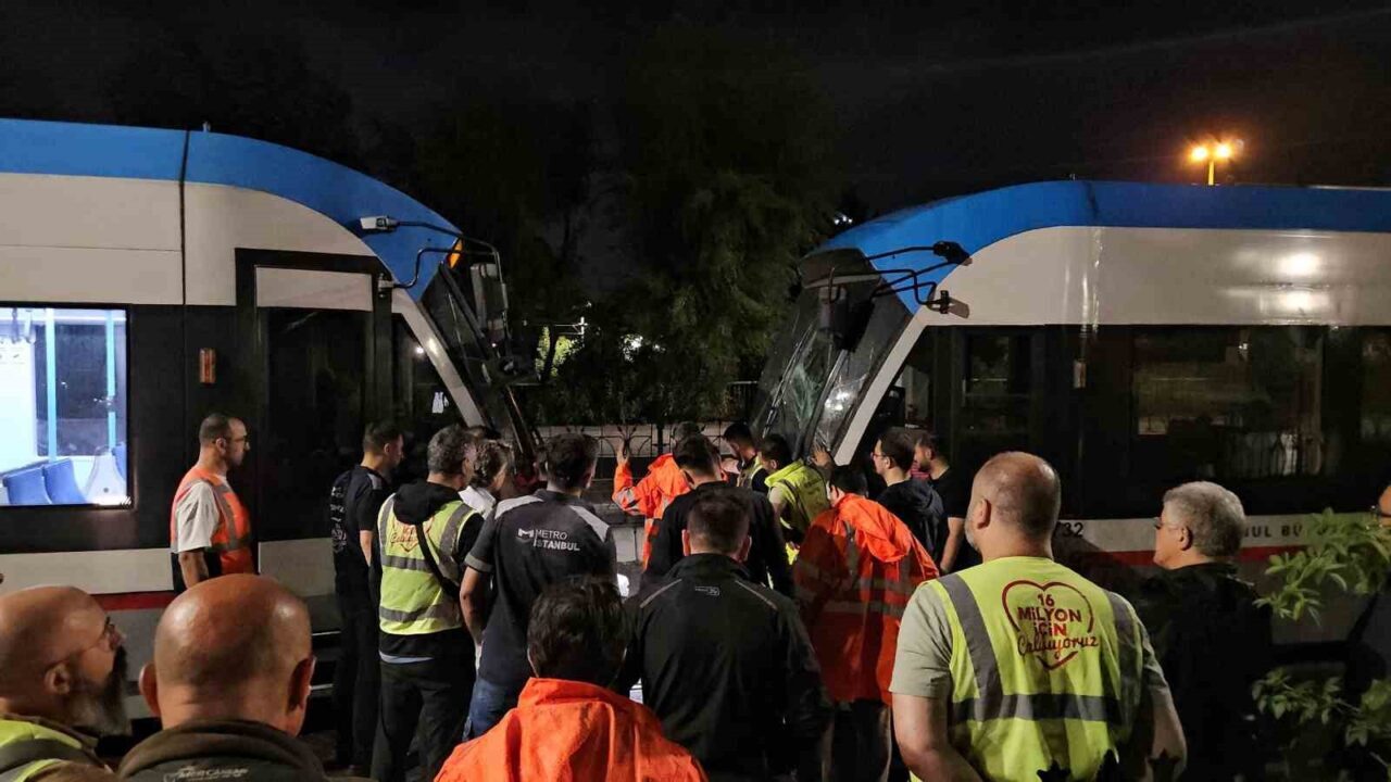 Zeytinburnu’nda kafa kafaya çarpışan tramvaylar kaza alanından kaldırıldı 15 Bülten Medya -
