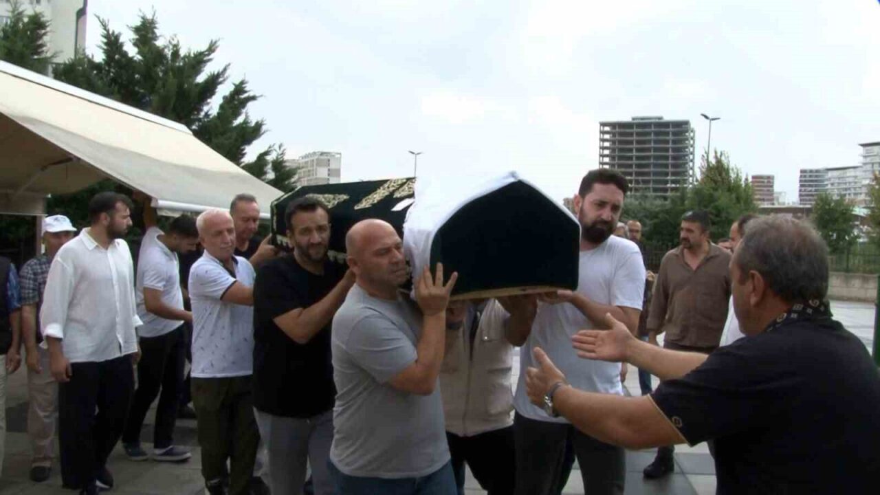 Zeytinburnu’ndaki İETT otobüs kazasında hayatını kaybeden kadın son yolculuğuna uğurlandı 7 Bülten Medya -