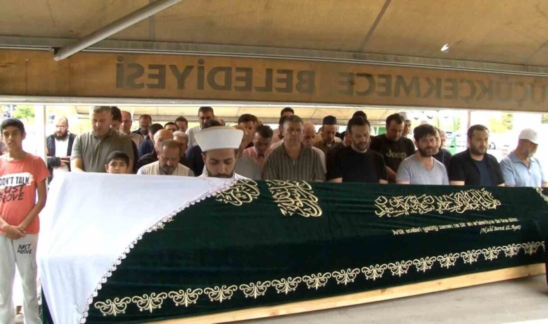 Zeytinburnu’ndaki İETT otobüs kazasında hayatını kaybeden kadın son yolculuğuna uğurlandı İstanbul Zeytinburnu’nda İETT otobüsünün site duvarına çarptığı kazada hayatını kaybeden