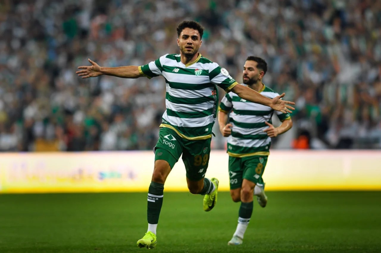 Bursaspor, profesyonel futbolcusu Ertuğrul İdris Furat’ın sözleşmesini 1 yıl uzattı.