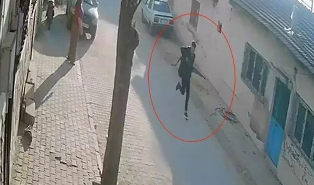 Turgutlu’da lise önünde silahlı saldırı! 1 öğrenci hayatını kaybetti Manisa’nın Turgutlu ilçesinde lise önünde av tüfeğiyle ateş açılması sonucu