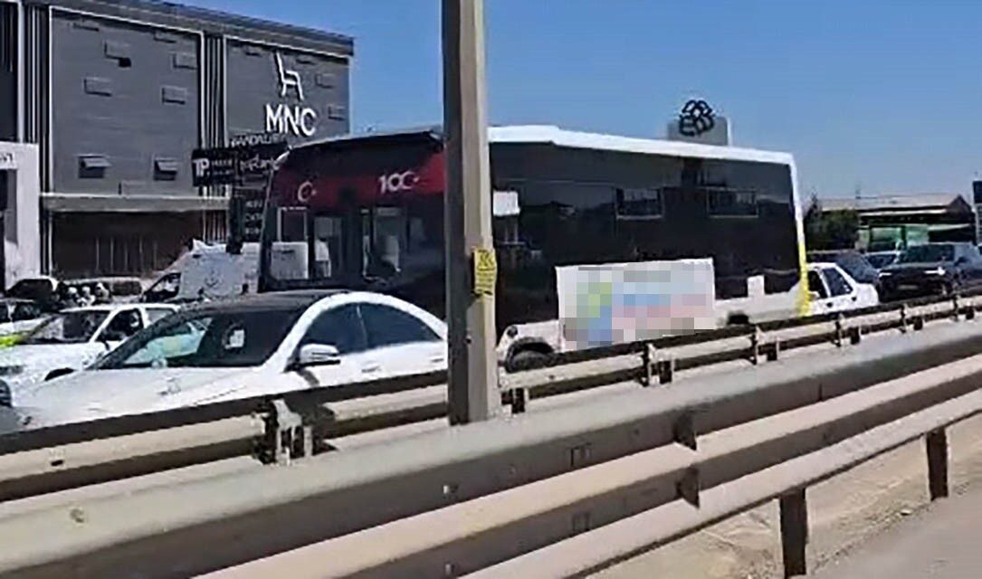 Bursa’nın İnegöl ilçesinde meydana gelen zincirleme trafik kazasında 2 otobüs